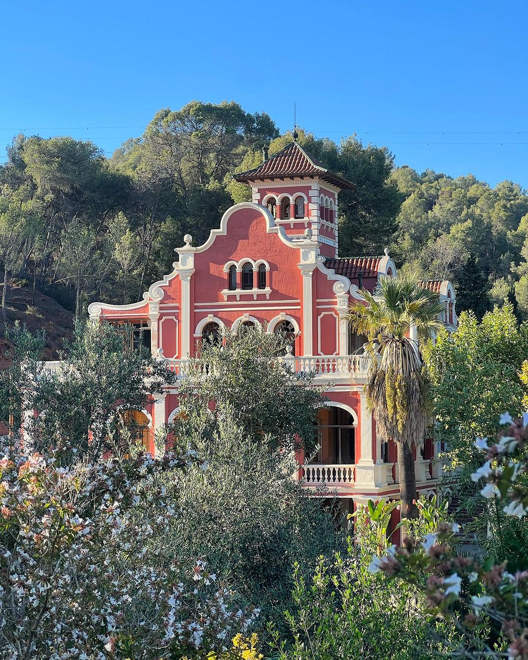 Castell de Benviure, una joya de estilo indiano en Castellbisbal, rodeada de un exuberante jardín mediterráneo, perfecta para bodas únicas. Es uno de los Mejores Lugares para bodas en Barcelona