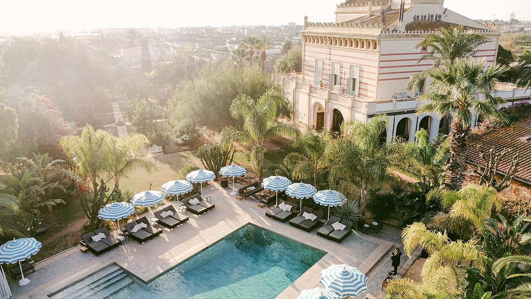 Vista aérea de Gran Villa Rosa mostrando su lujosa piscina y jardines, un oasis de lujo cerca de Sitges, Barcelona. Es uno de los Mejores Lugares para bodas en Barcelona