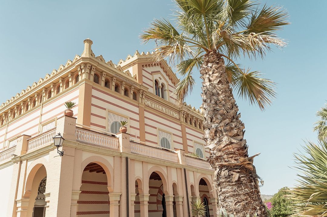 Fachada de Gran Villa Rosa, reflejando la majestuosidad de su arquitectura histórica en el corazón de Cataluña