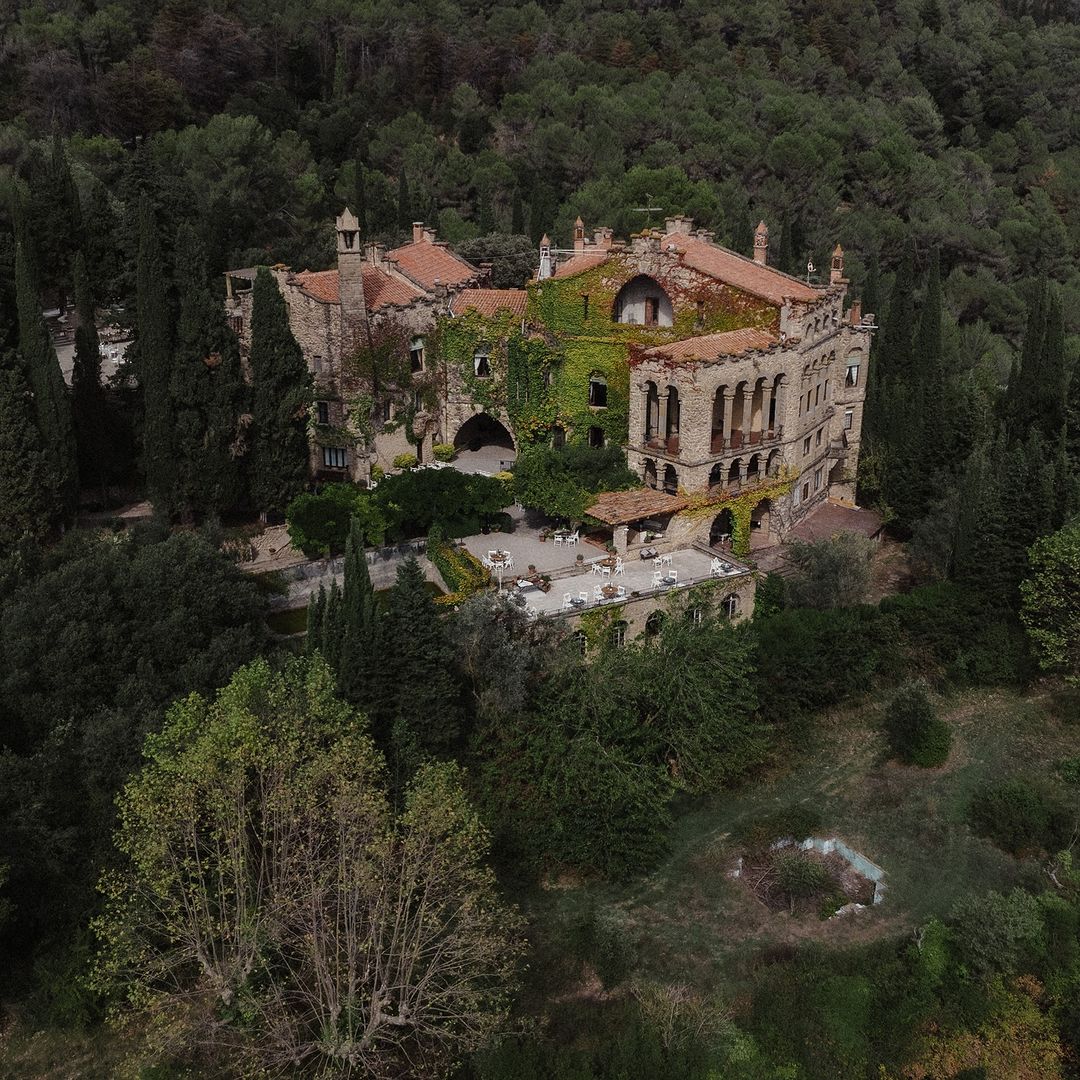 Vista aérea de La Baronia, destacando su diseño modernista y amplios jardines, rodeada de naturaleza y con vistas al Mar Mediterráneo