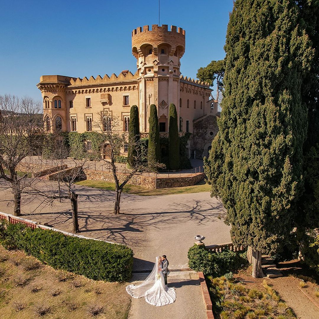 Vista panorámica del Castell de Sant Marçal, Barcelona, destacando sus jardines ornamentales y fachada gótica, es uno de los mejores Lugares para bodas en Barcelona