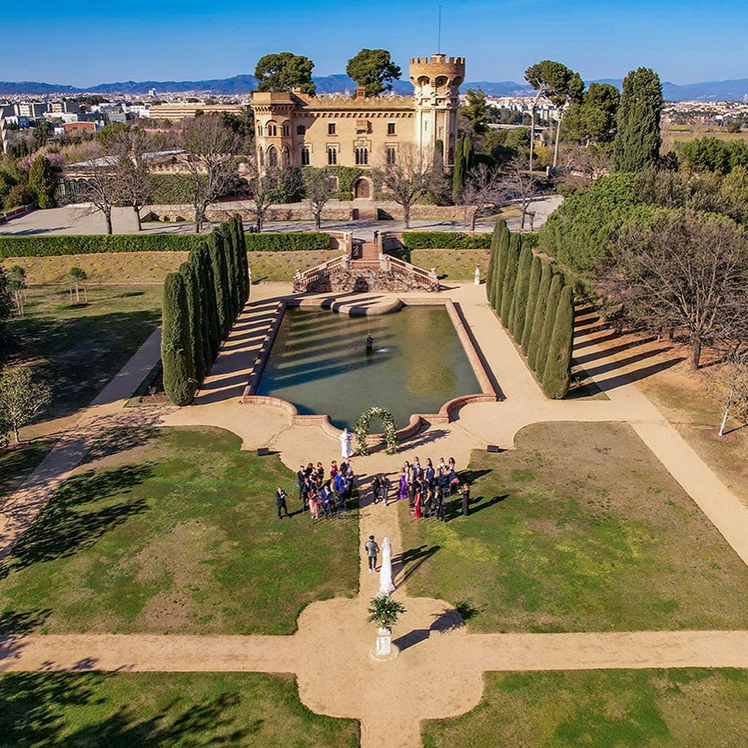 Castell de Sant Marçal en Barcelona, escenario histórico y romántico para bodas, con jardines idílicos y arquitectura medieval.