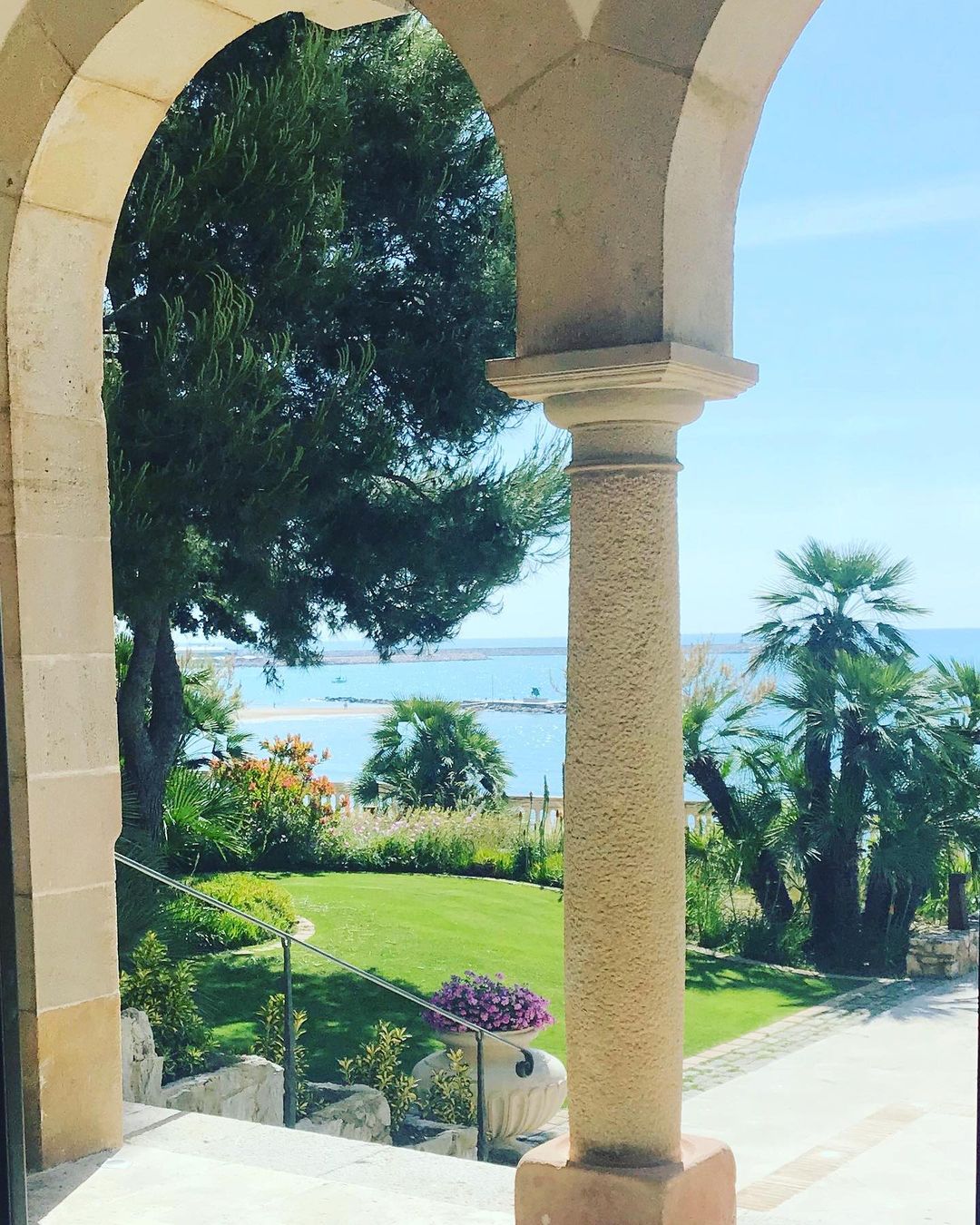 Jardines mediterráneos del Xalet del Nin, con vistas al mar y diseño que integra una vitis fosilizada, escenario perfecto para bodas al aire libre. Es uno de los Mejores Lugares para bodas en Barcelona