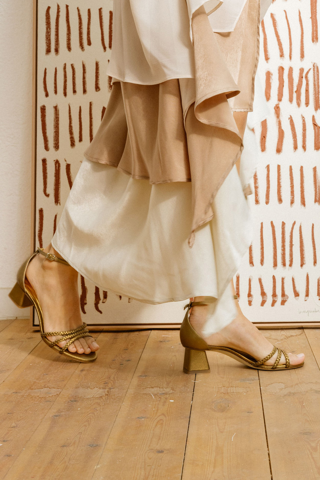 Novia en movimiento, luciendo el zapato Hilaria Pan de Oro de Flordeasoka, reflejando un estilo nupcial único y brillante.