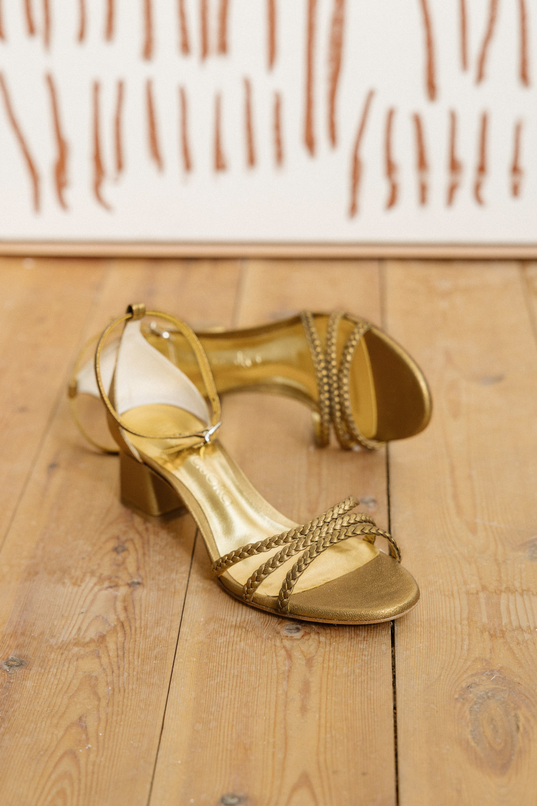 Zapato de novia Hilaria Pan de Oro de Flordeasoka, destacando su acabado dorado y diseño elegante para el gran día.