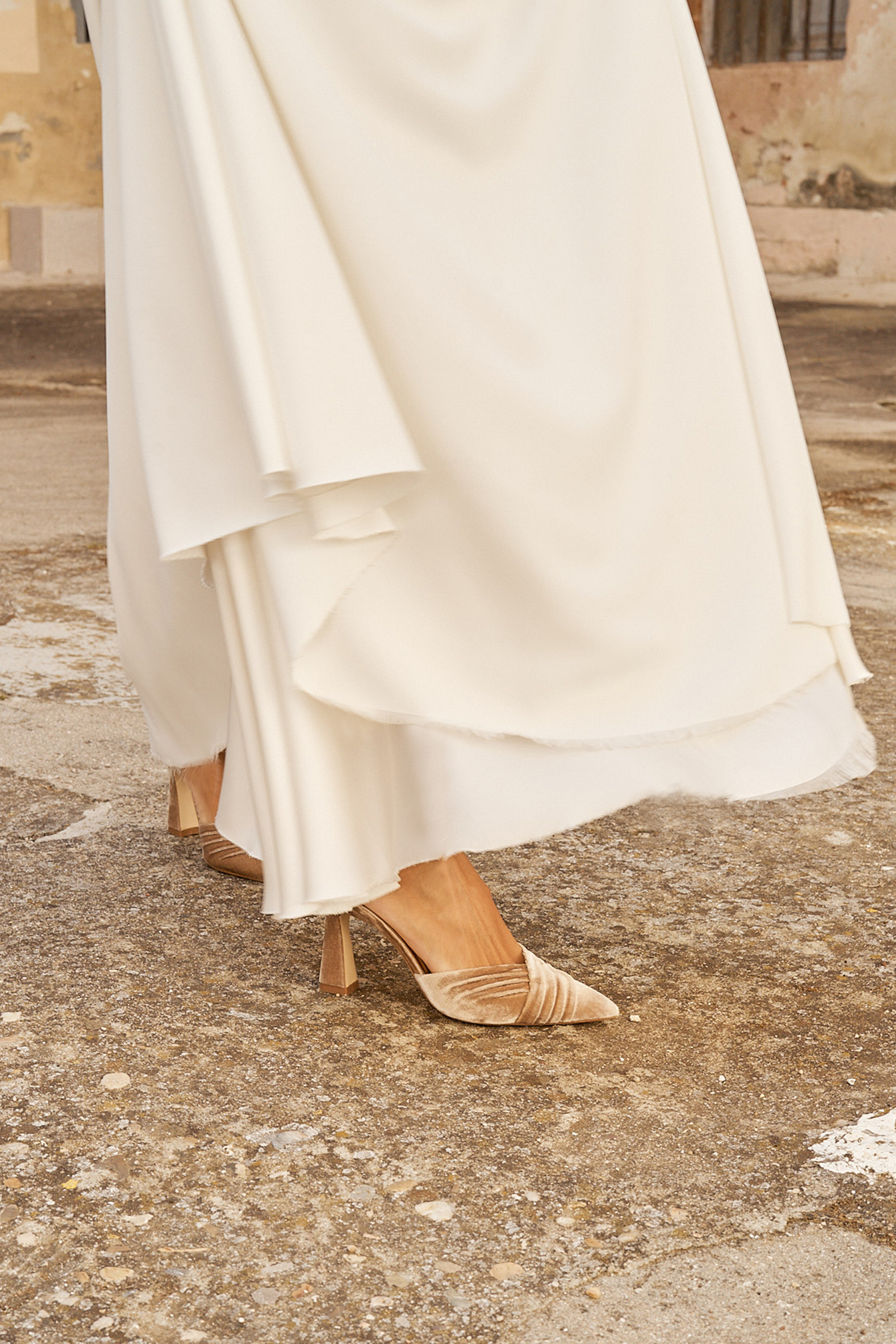 Vista cercana de los pies de novia calzando zapatos Modelo Tilda color avellana de Flordeasoka, detalle de elegancia y sofisticación.