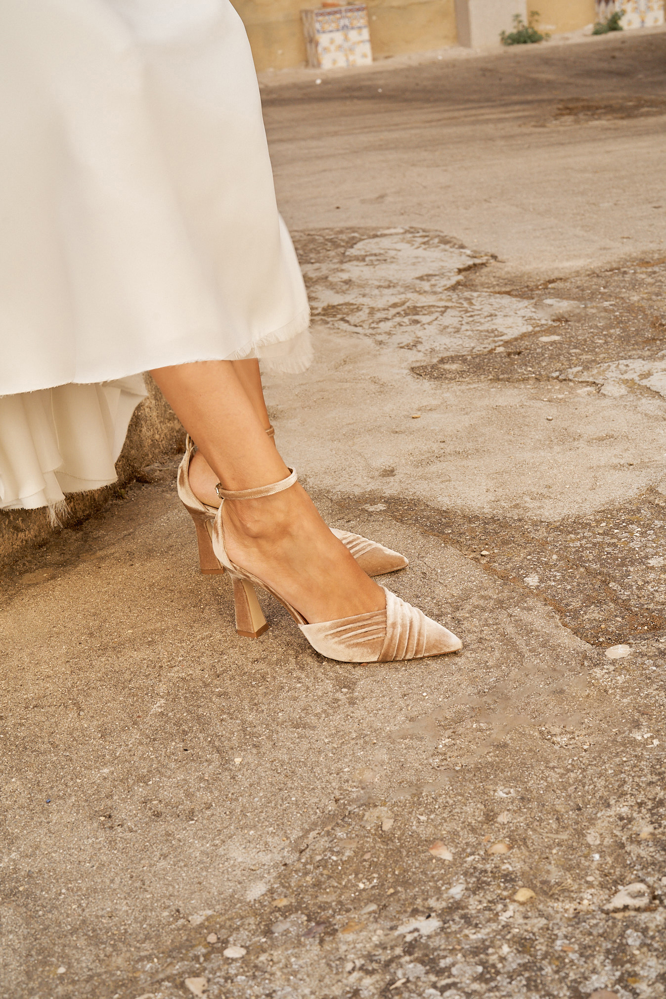 Novia llevando con elegancia el zapato modelo Tilda en color avellana de Flordeasoka, combinando a la perfección con su estilismo nupcial.