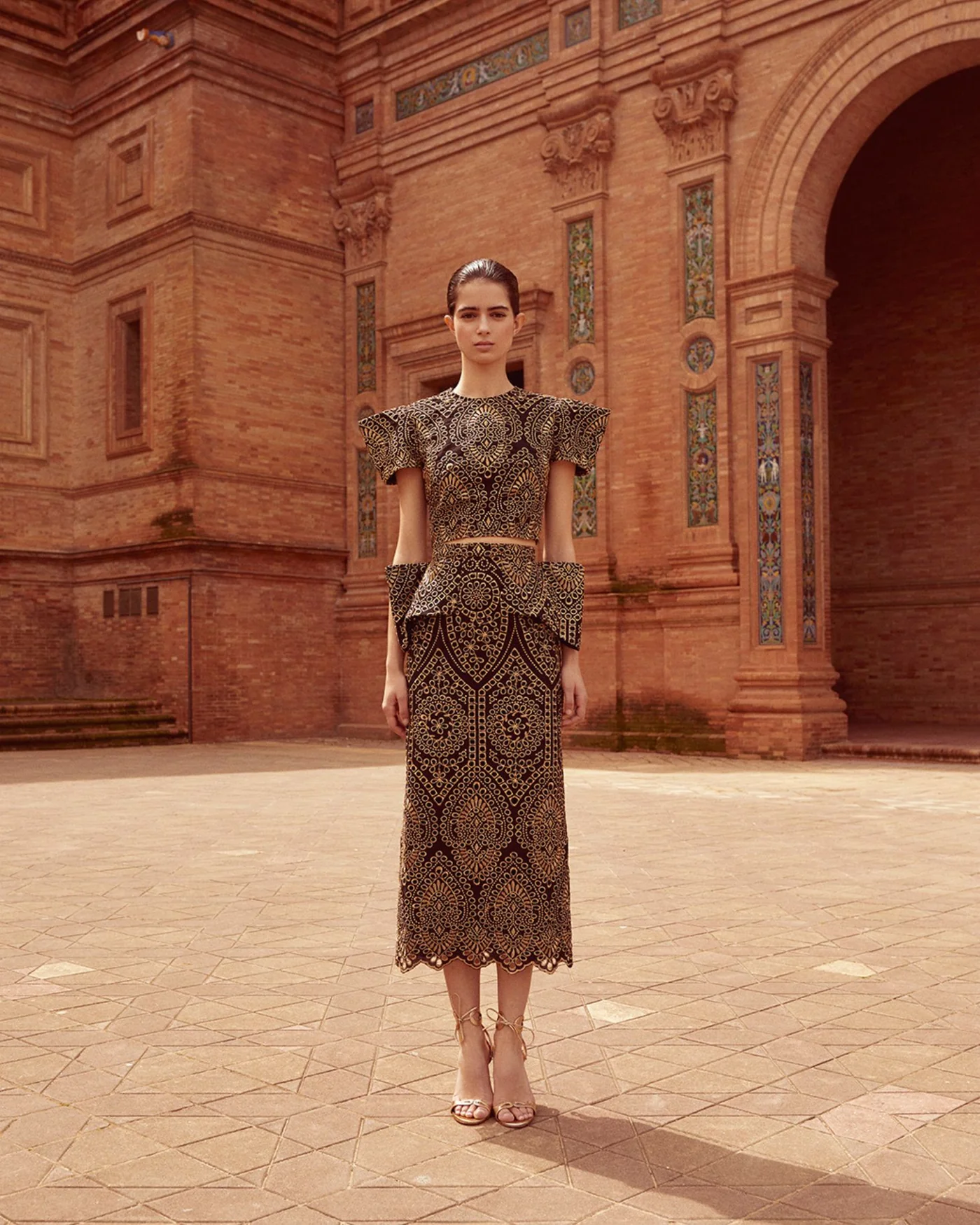 Vestidos de invitada para bodas en verano, conjunto en algodón bordado de The IQ Collection