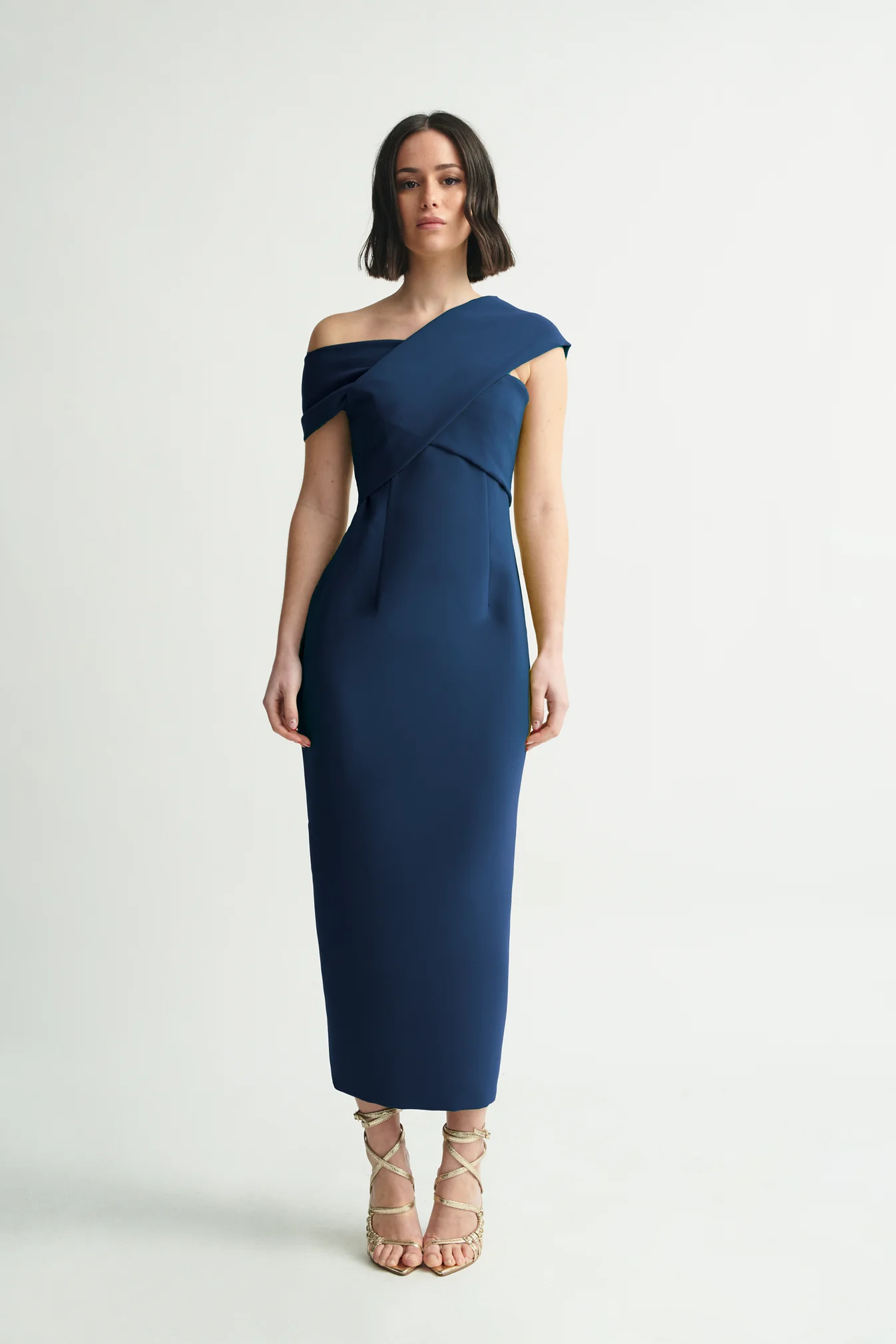 Vestidos de invitada para bodas en verano, vestido Acróbata Marino de Boüret con tirantes multiposiciones