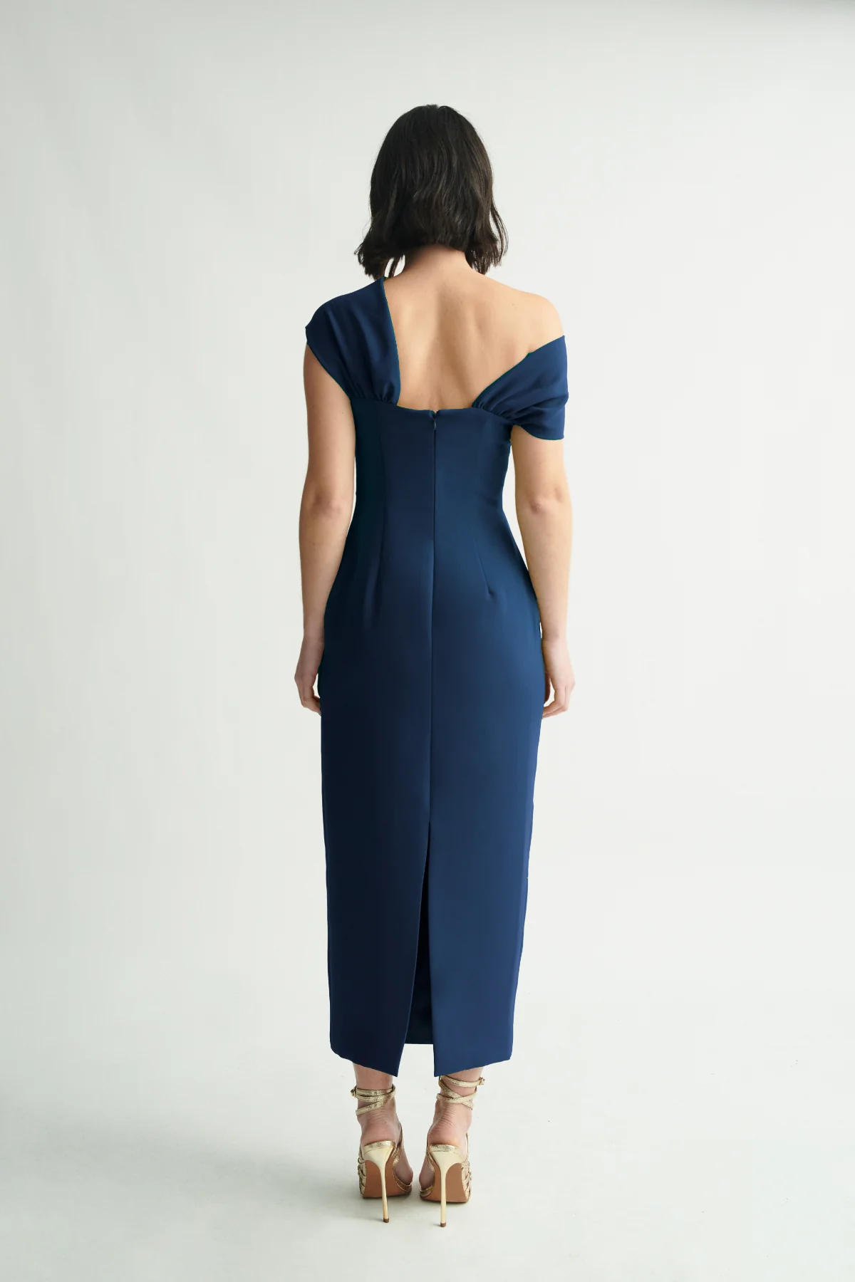 Vestidos de invitada para bodas en verano, vestido azul marino de Boüret con tirantes versátiles