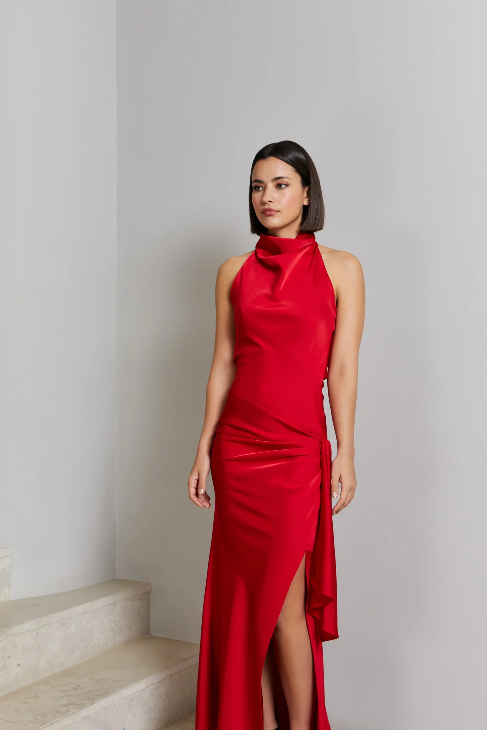 Vestido de fiesta rojo CHRISTY RED con escote halter y espalda en cascada, drapeado en la cadera y abertura lateral.