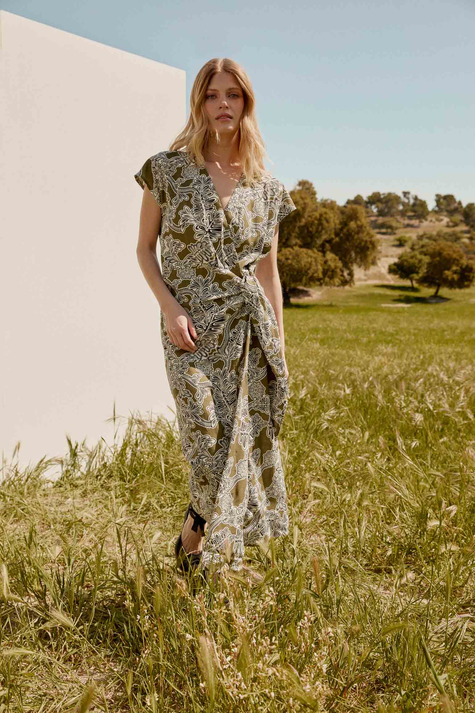 Vestido largo Nenúfar de Bimani en lino estampado con escote cruzado y lazada en la cintura, ideal para bodas de verano