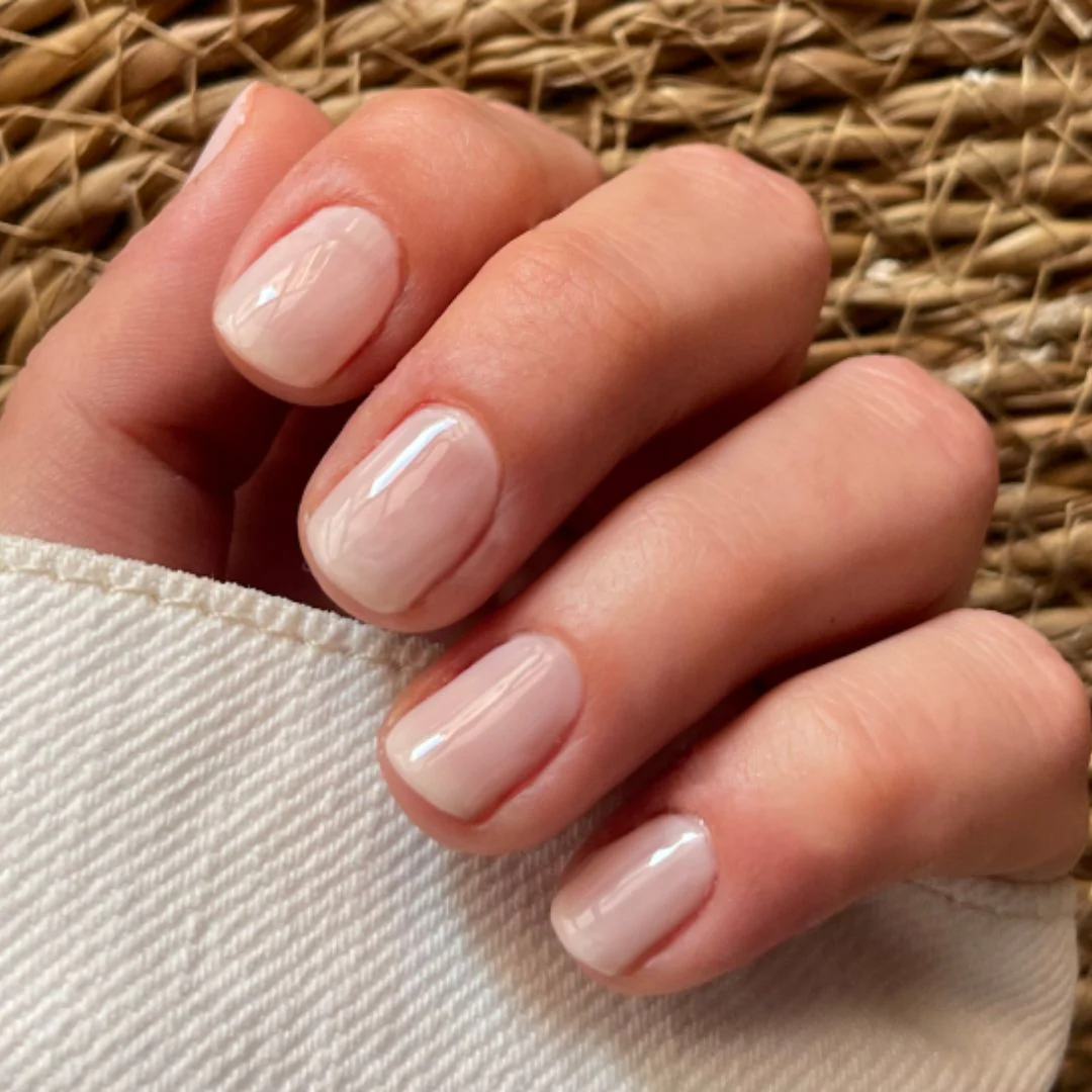 Uñas para novia al natural para novias elegantes, con un brillo natural y aspecto sofisticado.
