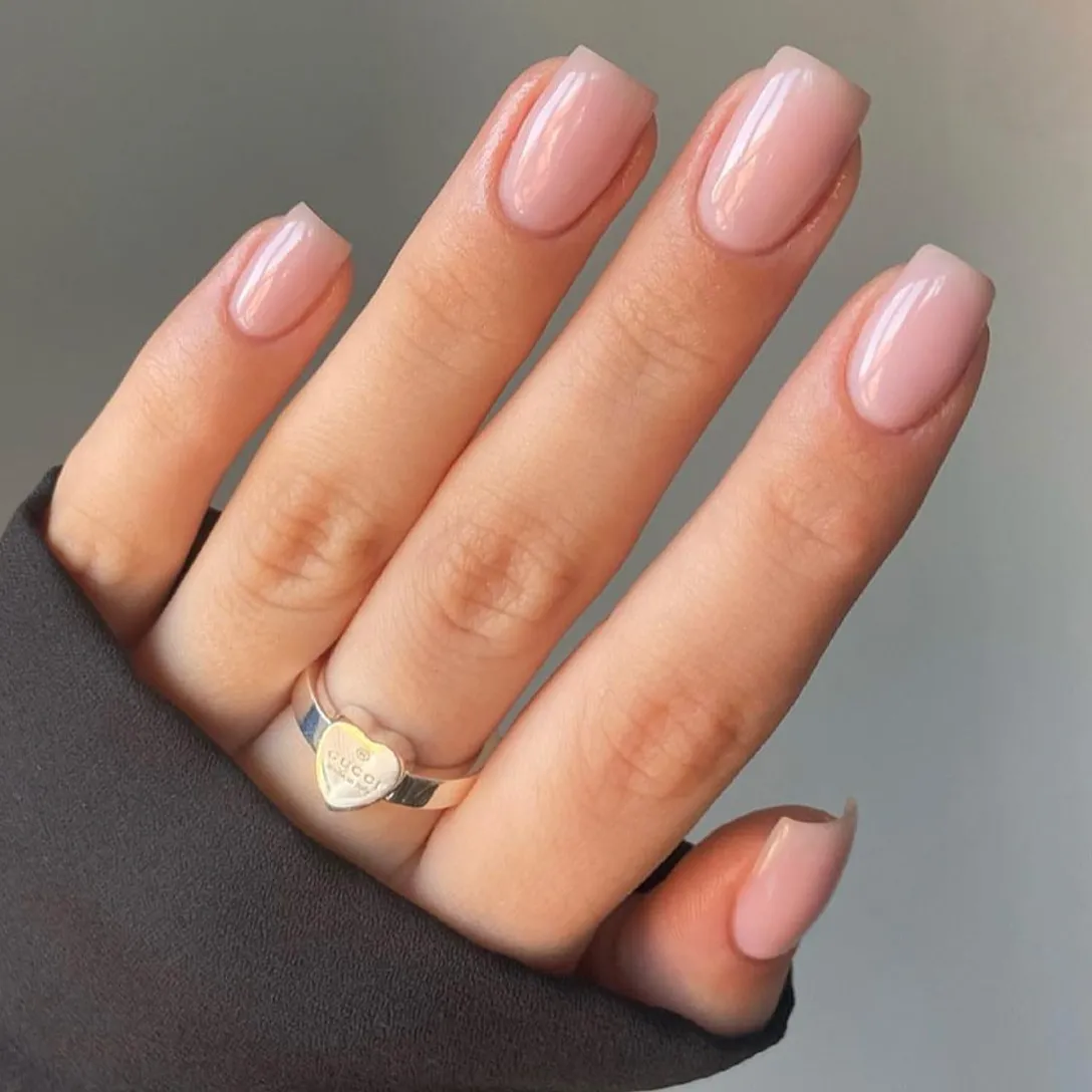 Detalle de uñas para novia al natural, perfectas para una boda, con un acabado brillante y limpio.