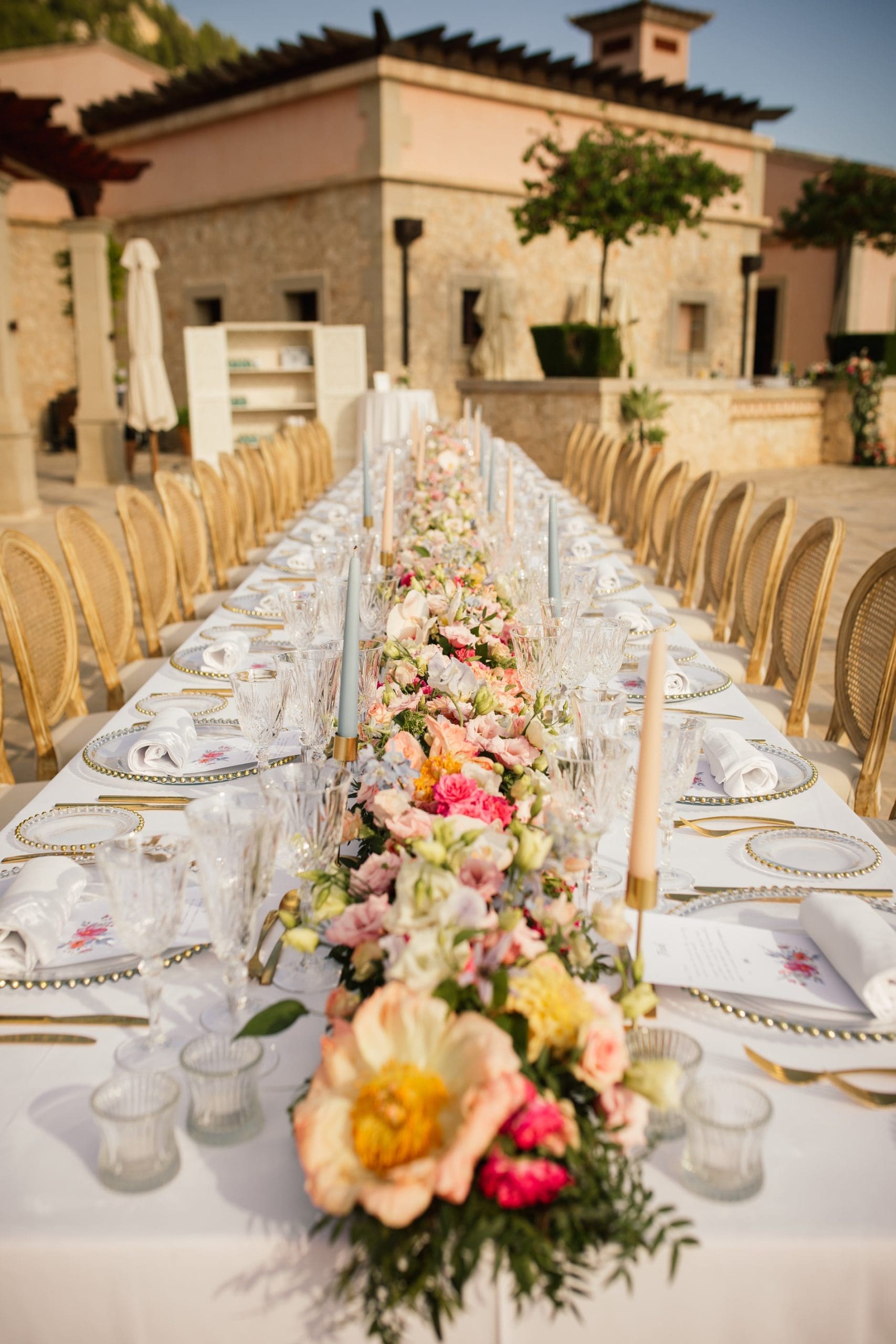 Mesa de banquete decorada para una boda íntima en Cap Vermell Grand Hotel, Mallorca.