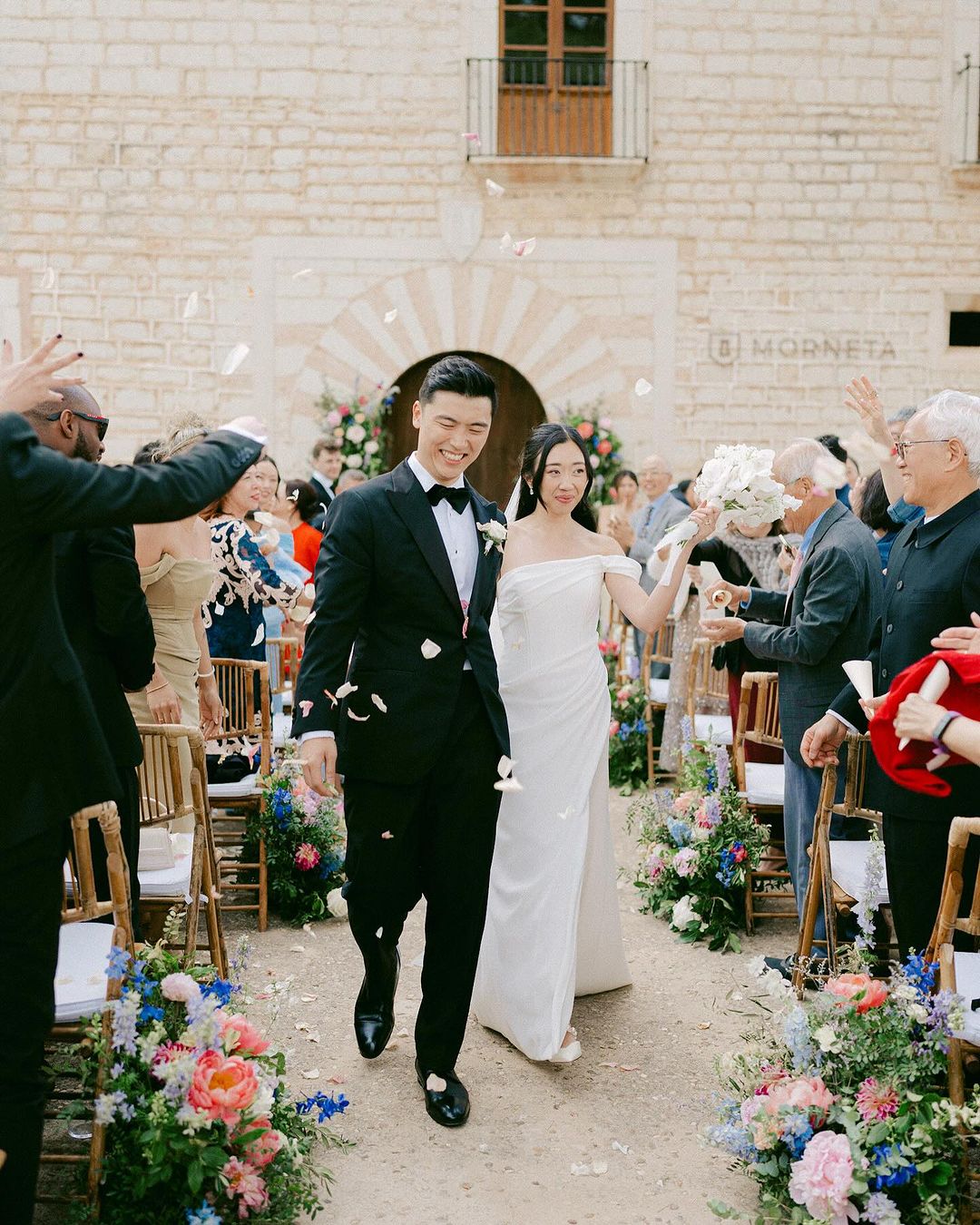 Novios caminando tras su ceremonia al aire libre en Mallorca, ejemplo de evento planificado en un curso de wedding planner.