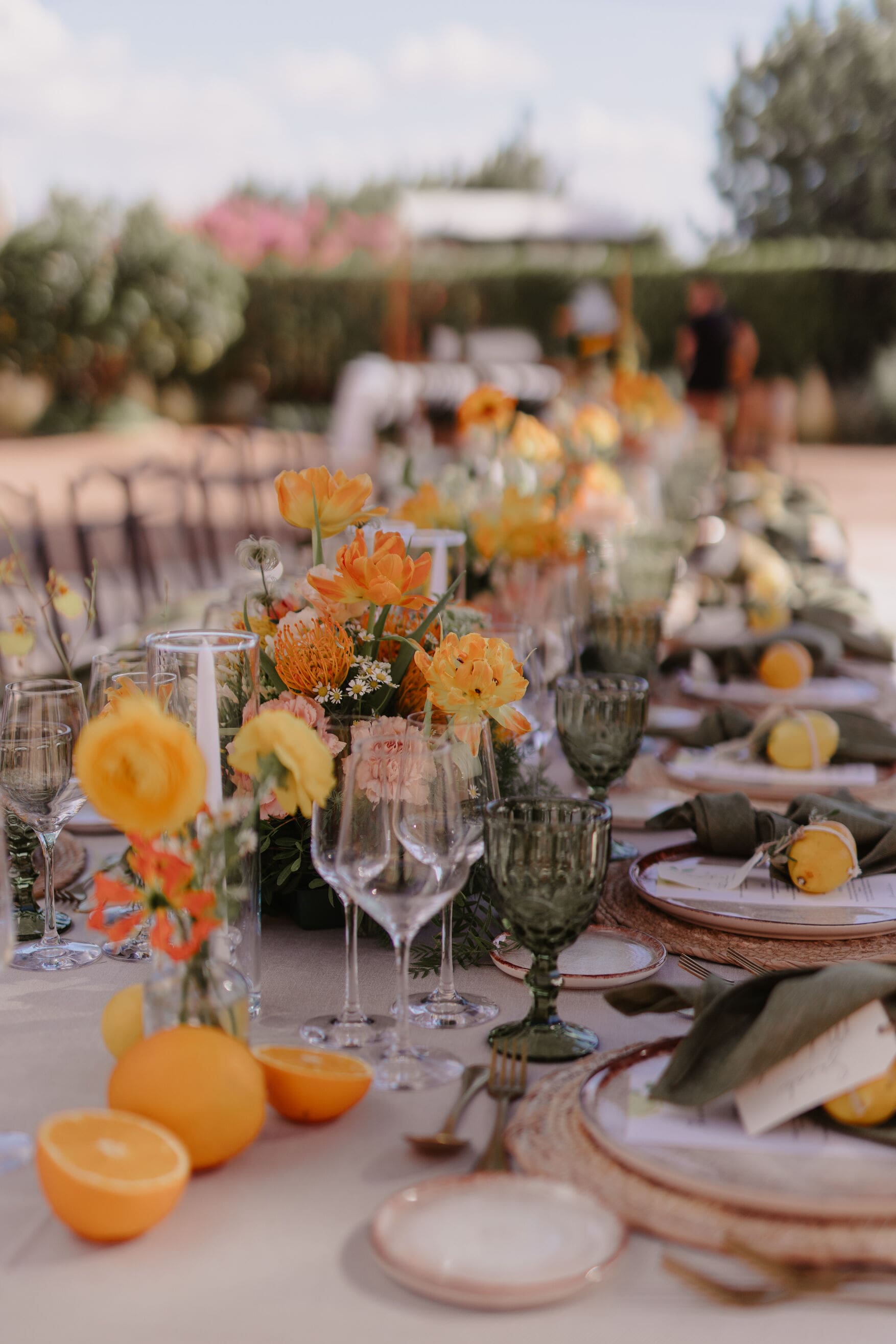 Mesa decorada con tonos vibrantes en una boda organizada por Bouclé Weddings, con detalles en naranja, amarillo y coral, alineados con las tendencias de boda 2025.