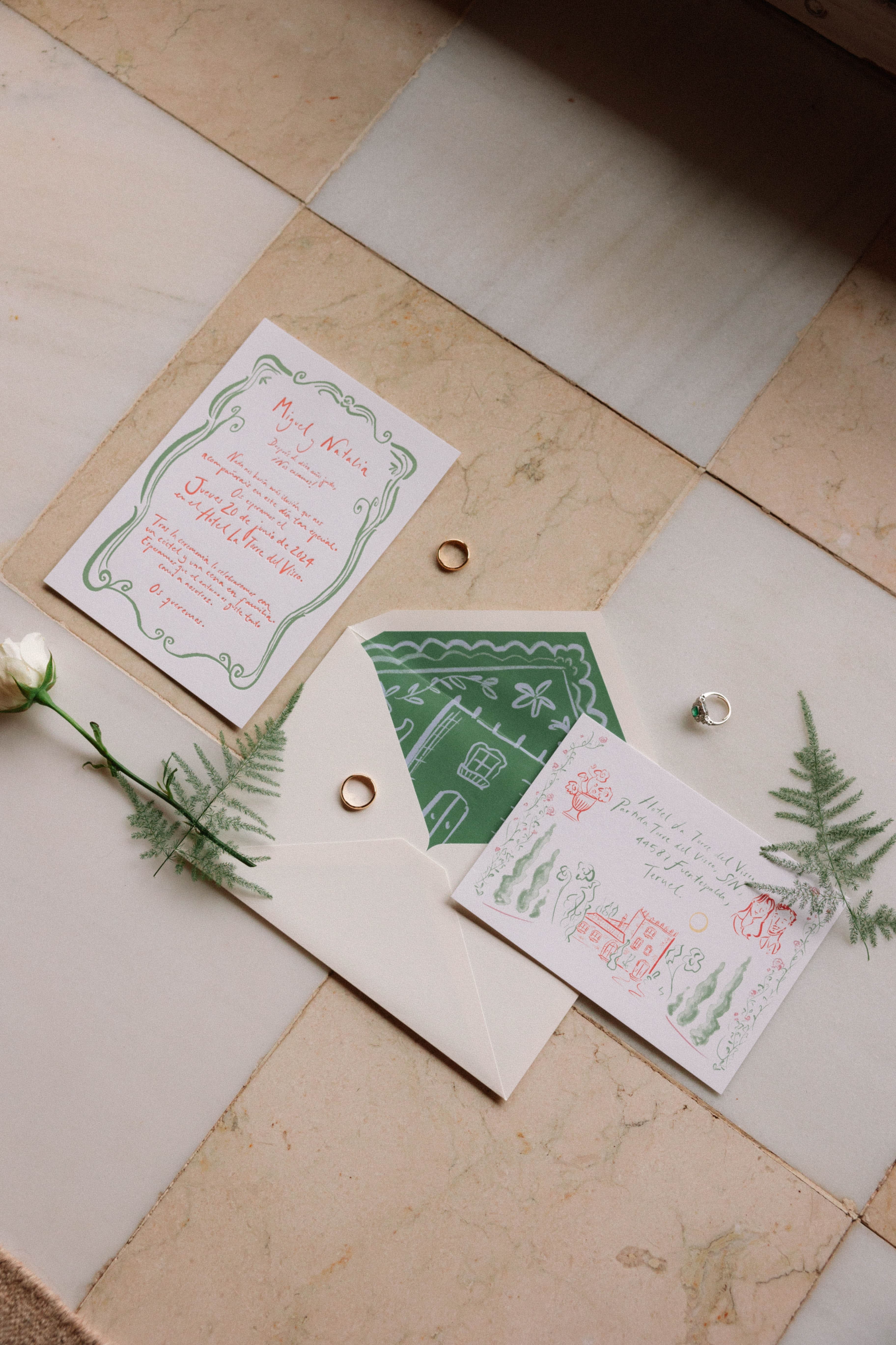 Invitación de boda pintada a mano con ilustración de paisajes naturales, estilo artesanal de las tendencias de boda 2025.