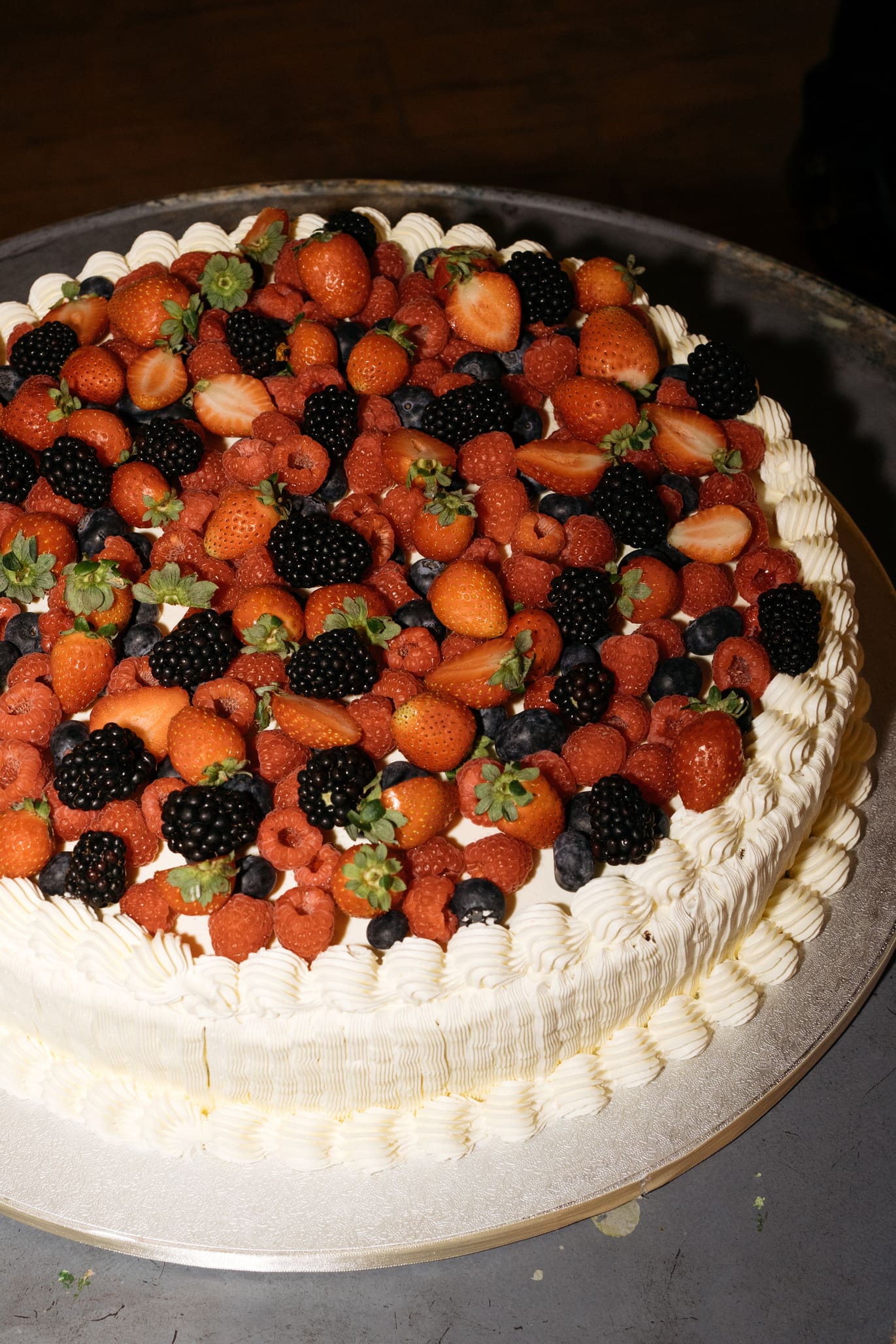 Pastel plano de boda con diseño minimalista y decoración floral, estilo destacado en las tendencias de boda 2025.