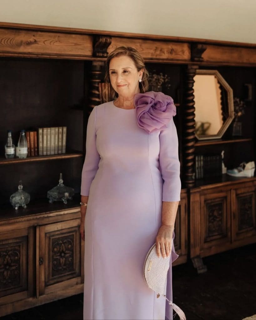 Minimalist mother of the groom dress designed by Laura Sainz de Aja.