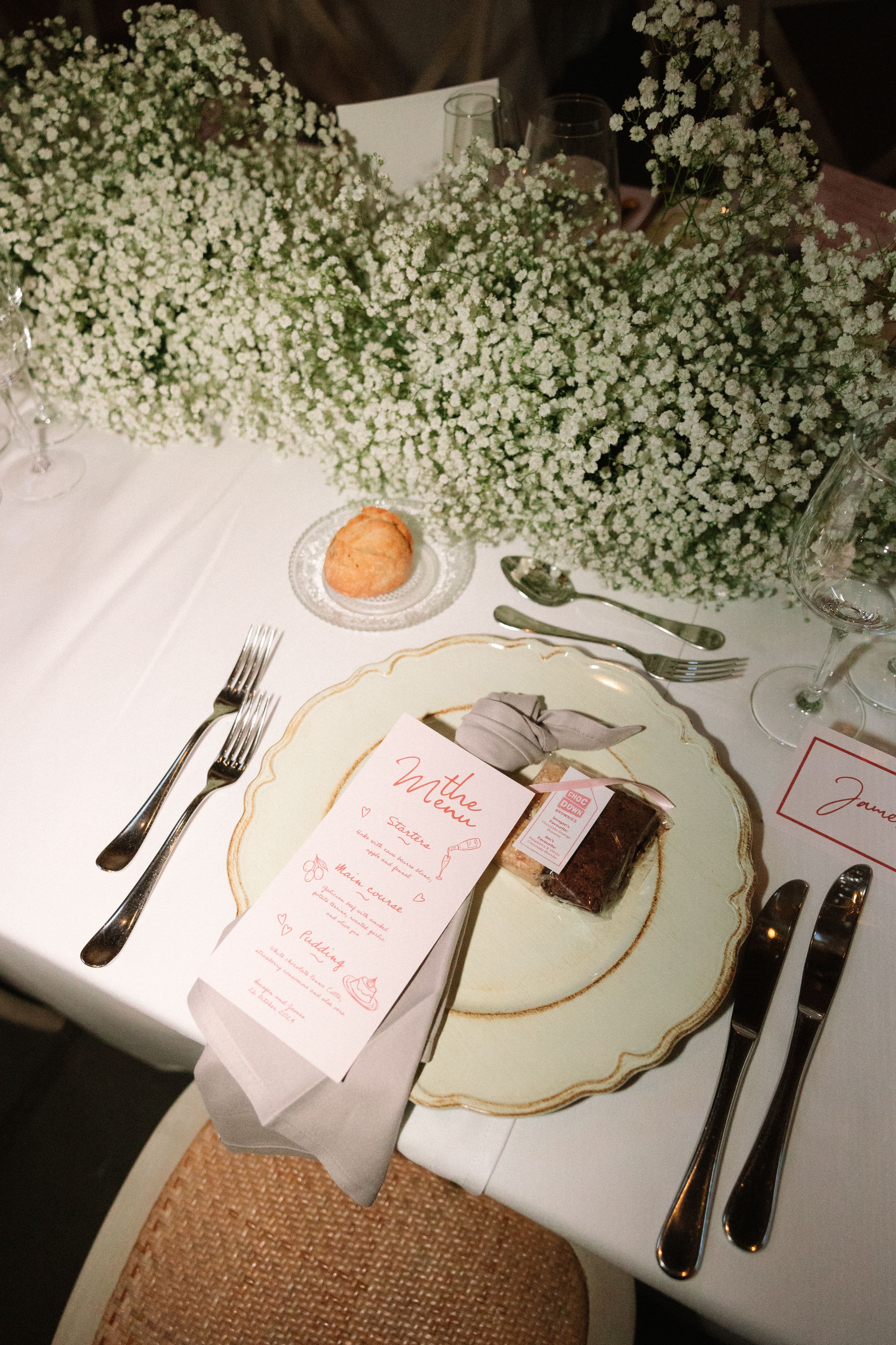 Minuta de boda pintada a mano con diseño floral en acuarela, detalle elegante y personalizado según las tendencias de boda 2025.