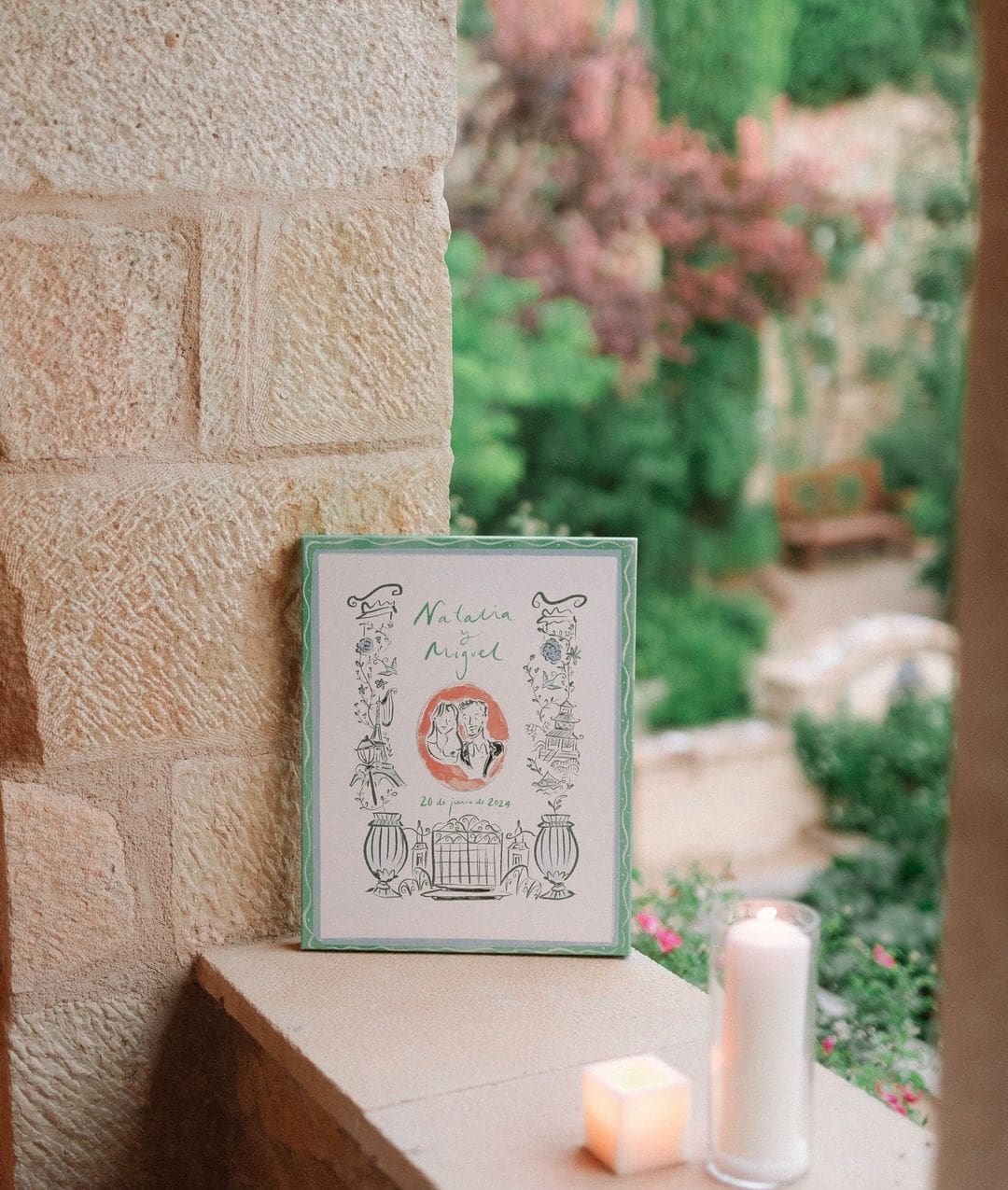 Cuadro pintado a mano de los novios como recuerdo único y artístico, siguiendo las tendencias de boda 2025.