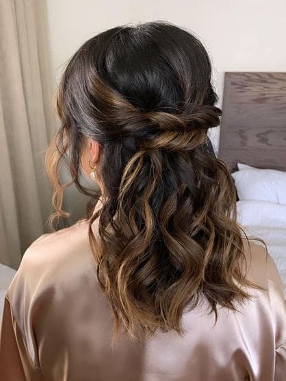 Semirrecogido sencillo para media melena con ondas suaves, ideal para invitadas de boda.