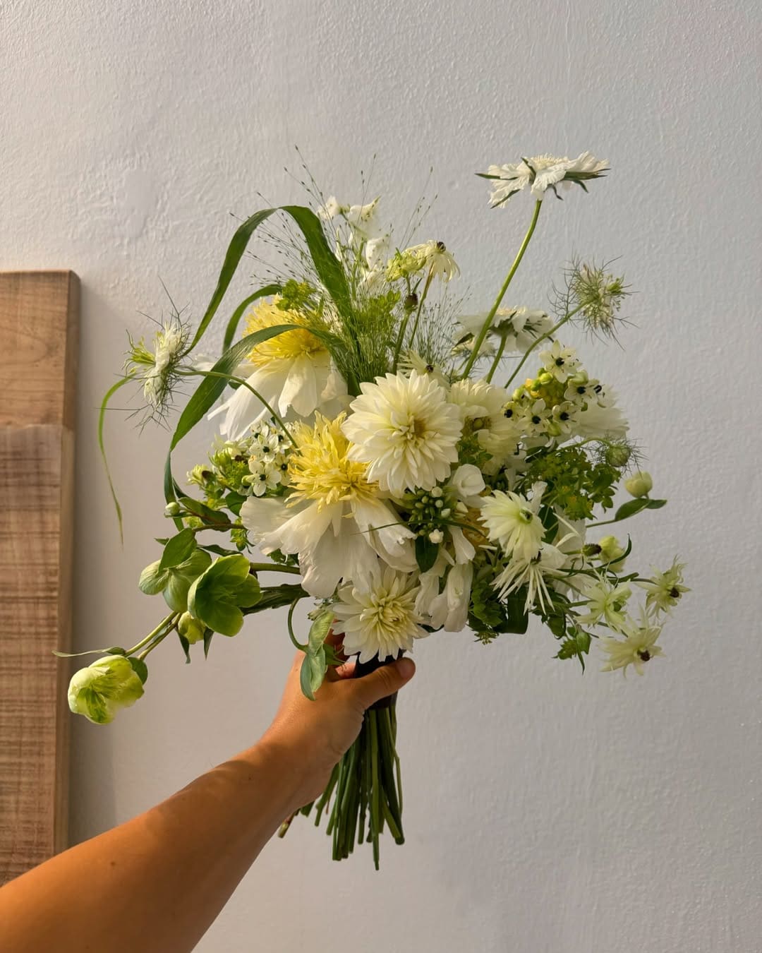 Ramo de novia blanco con flores frescas, ideal para técnicas de preservación.