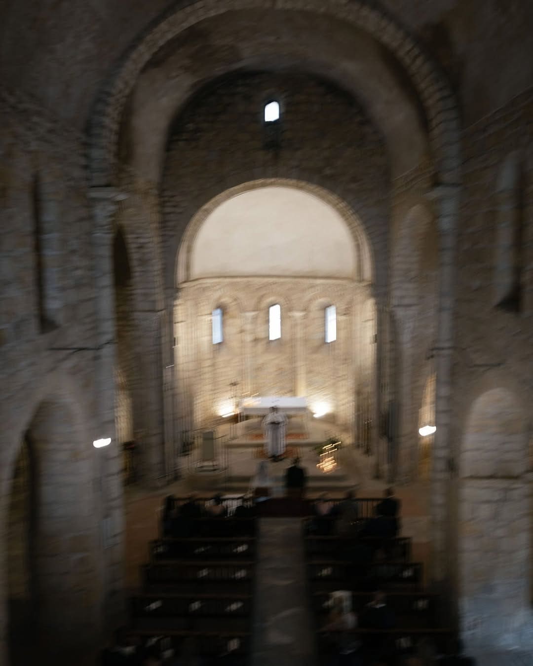 Interior de una iglesia con un altar decorado para una ceremonia de boda íntima y bien planificada.