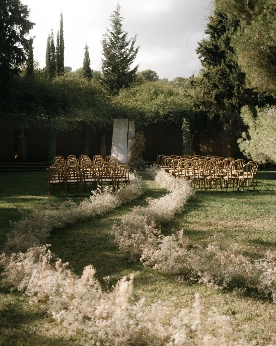 Configuración de sillas para la ceremonia de boda en un jardín, ideal para decidir cómo hacer la lista de invitados de boda sin dramas.