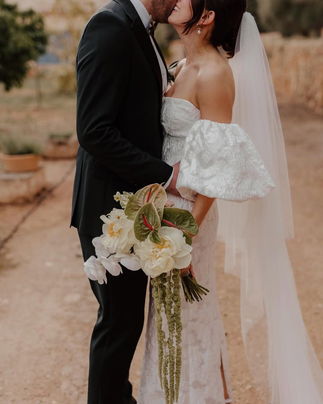 Ramo de novia clásico en tonos blancos, perfecto para conservar después de la boda.