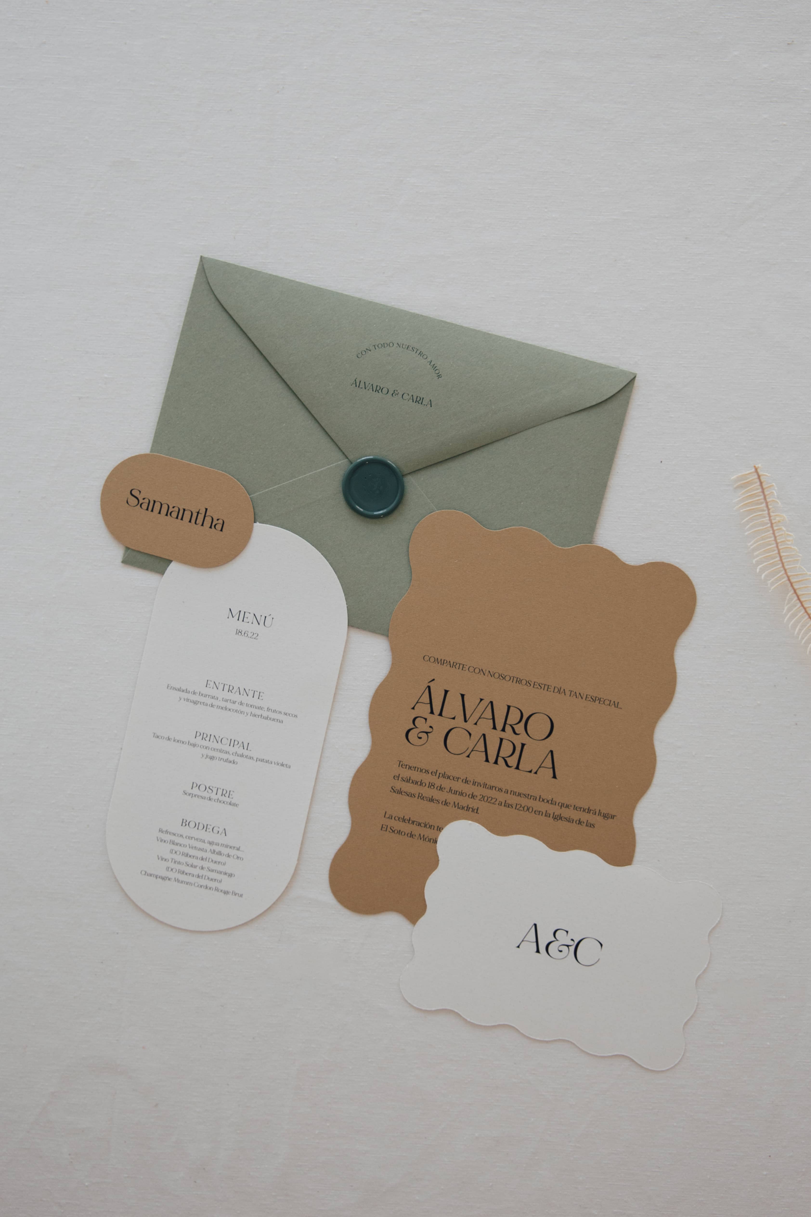 Invitación de boda moderna en tonos tierra con sobre verde y detalles personalizados.