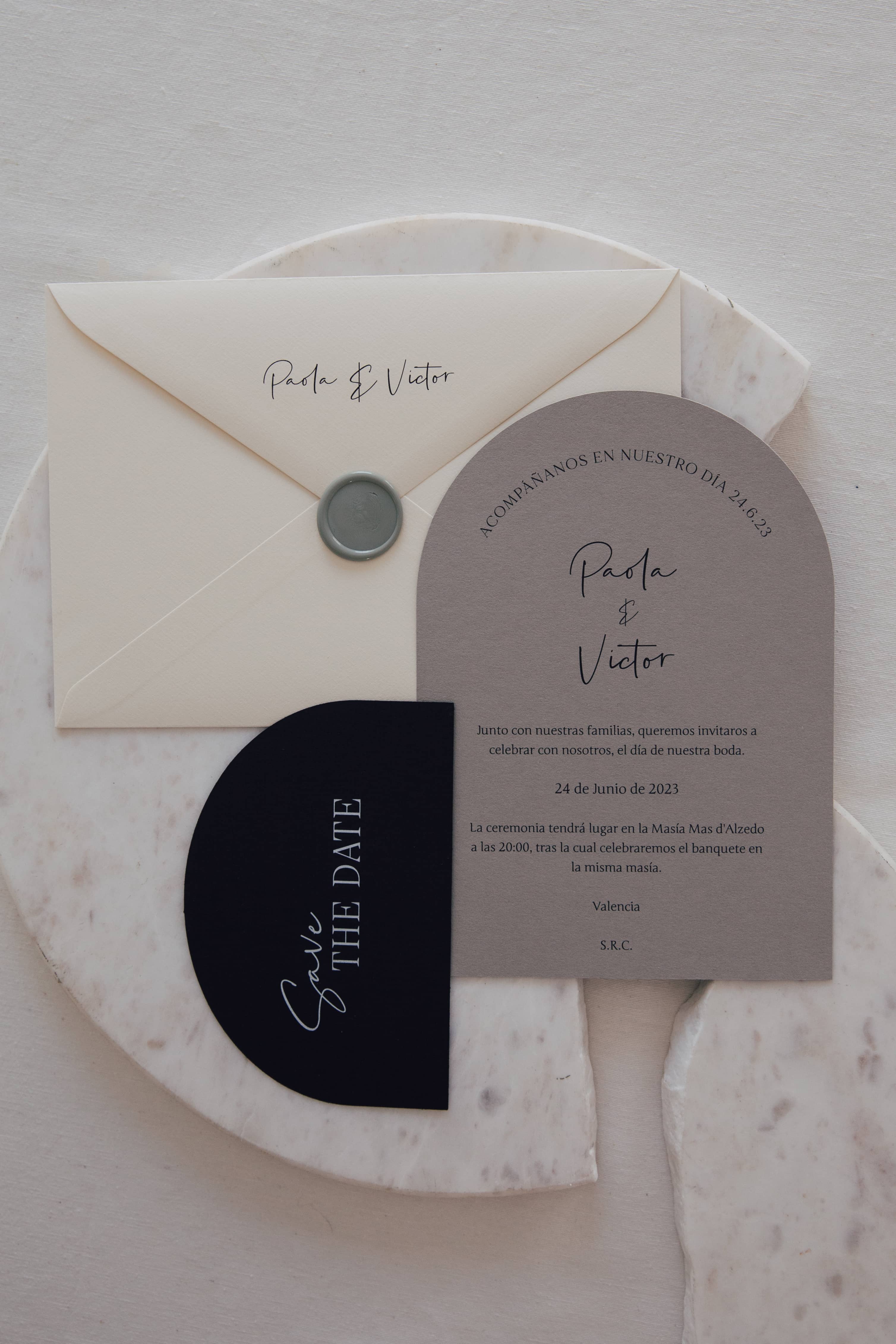 Invitaciones de boda con sobre blanco, tipografía moderna y sello de cera.