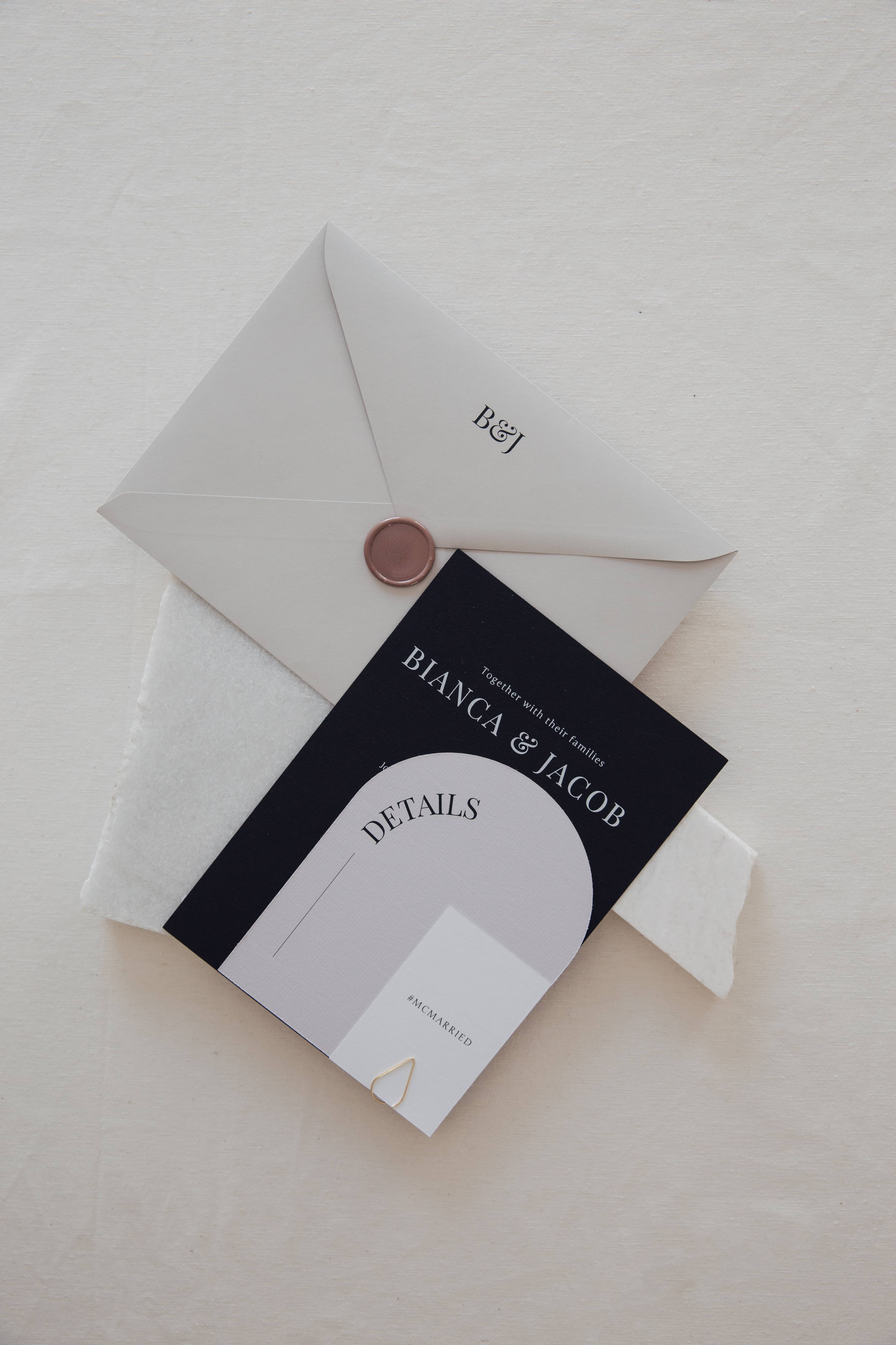 Invitaciones de boda con detalles en negro y gris, sobre elegante y diseño minimalista.