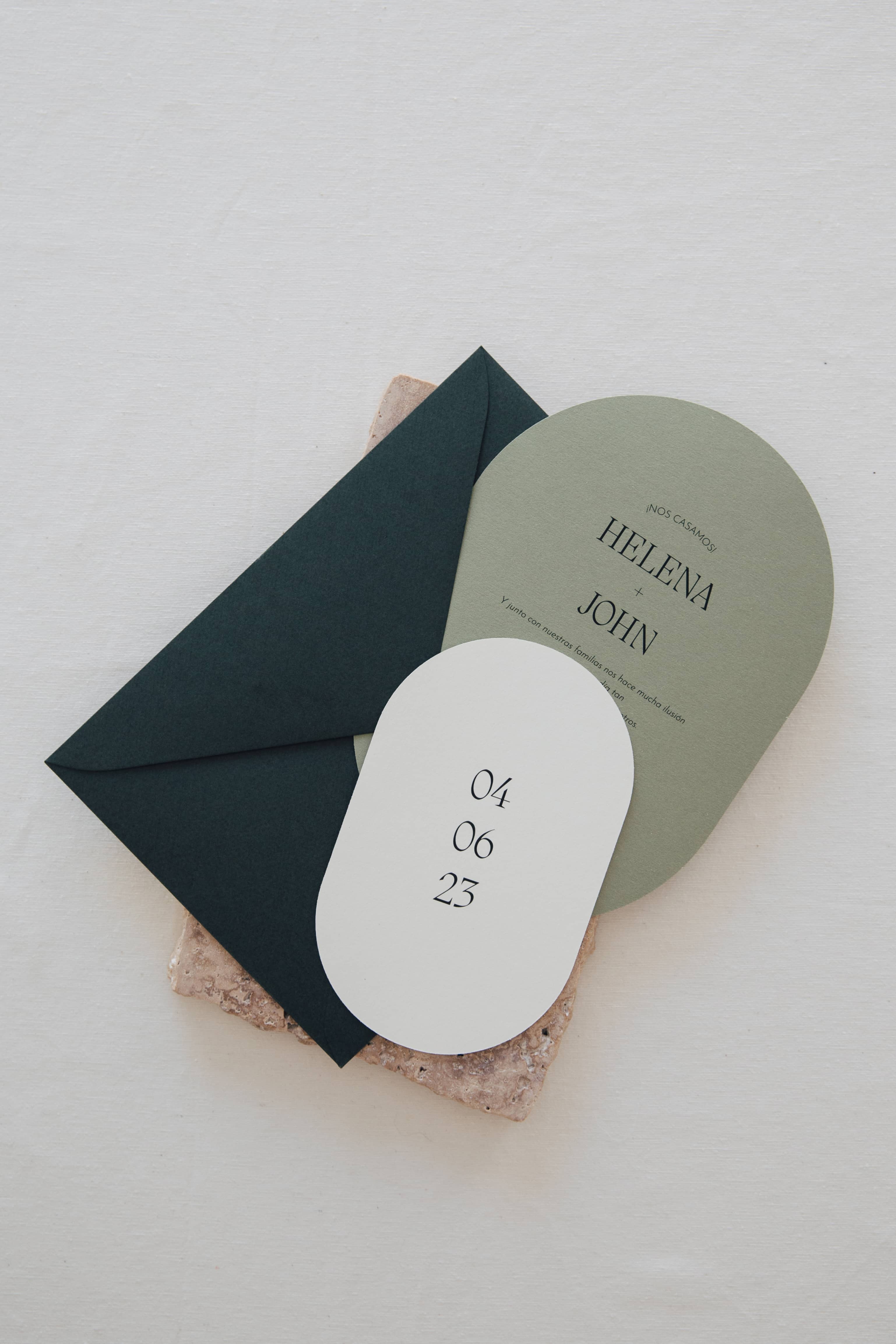 Invitaciones de boda en tonos verdes con detalles redondeados y tipografía clásica.