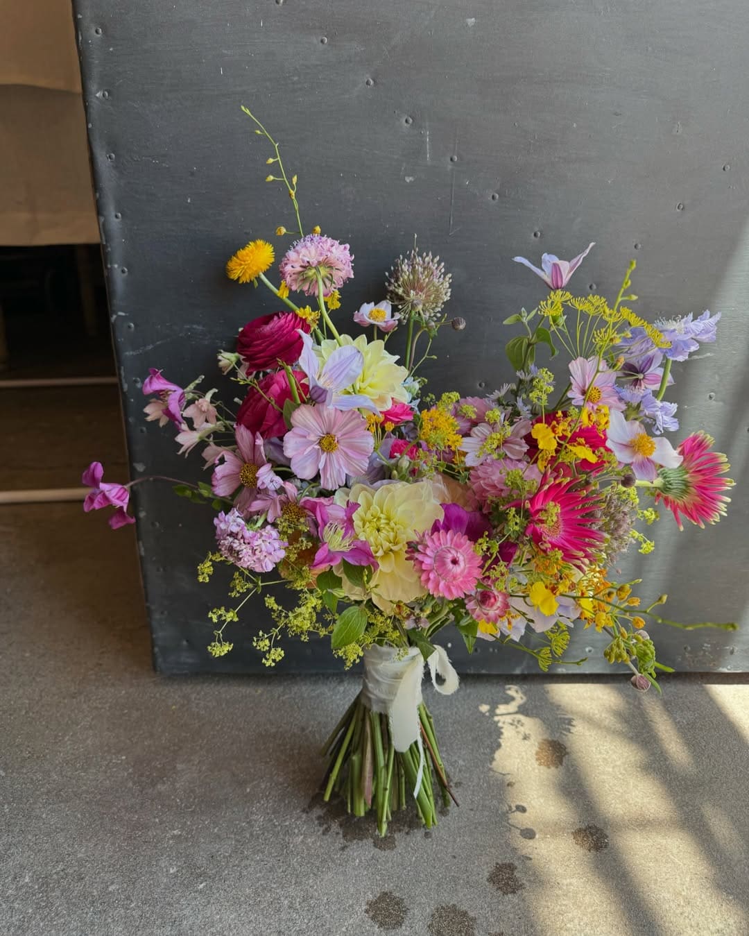 Ramo de novia colorido con flores silvestres, ideal para conservar después de la boda.