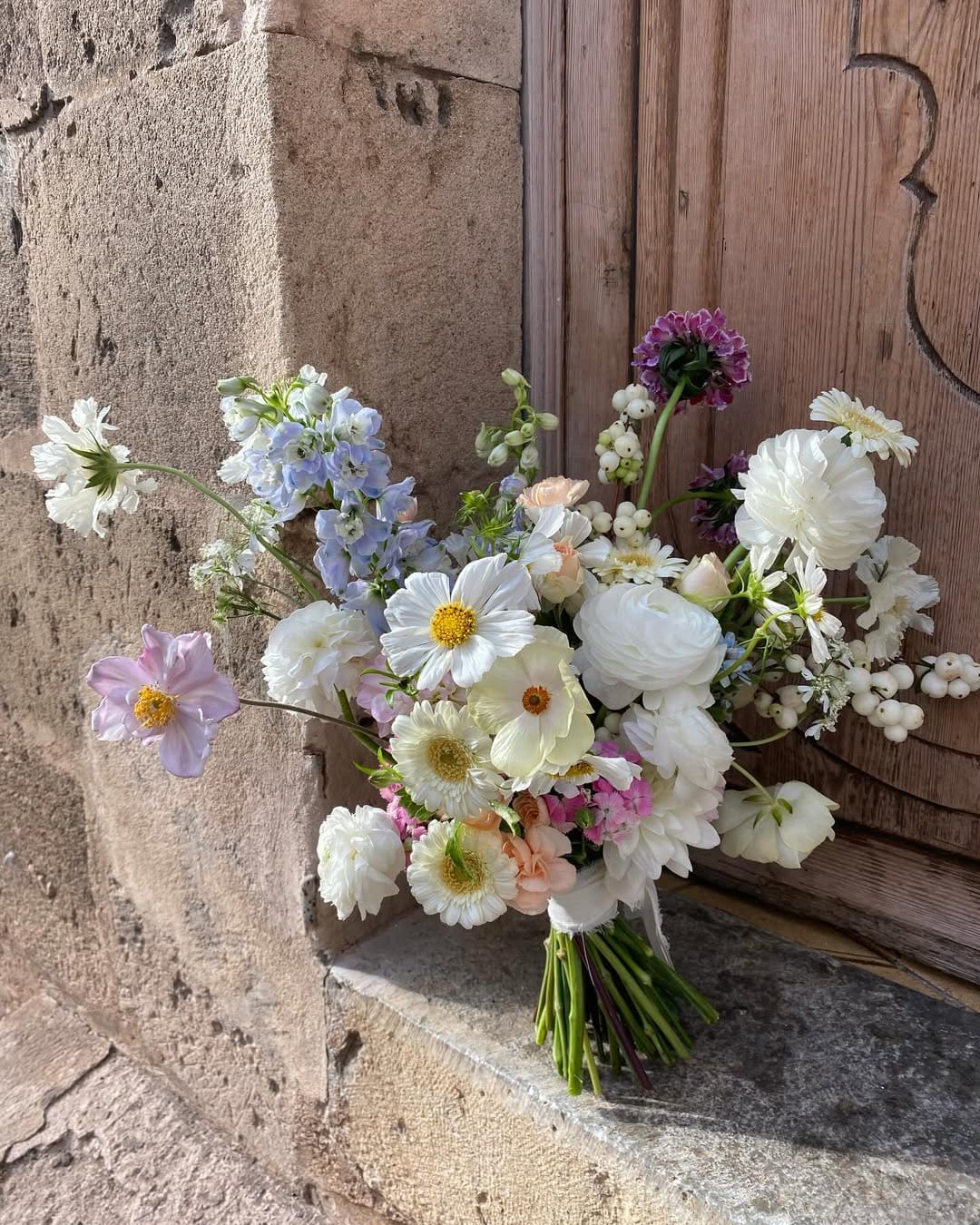 Ramo de novia en tonos pastel con flores frescas y naturales.