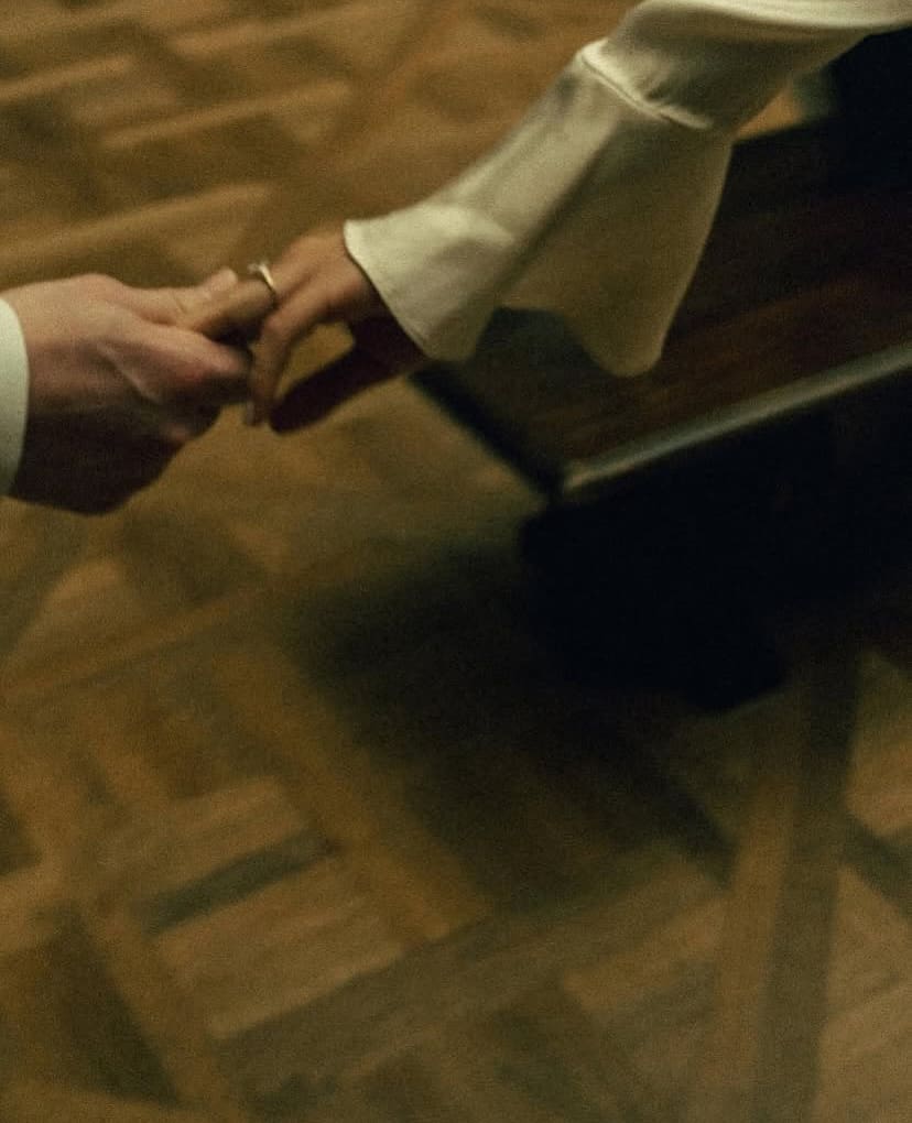 Detalle de dos manos entrelazadas con ternura