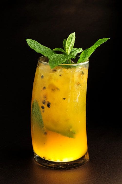 Mojito de maracuyá, cocktail de boda tropical y exótico.