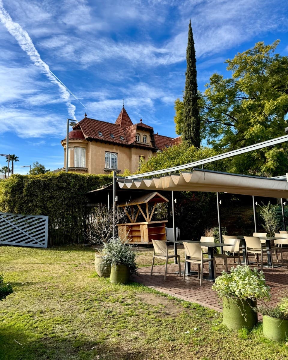 Terraza romántica en jardín con encanto junto a una villa en Barcelona