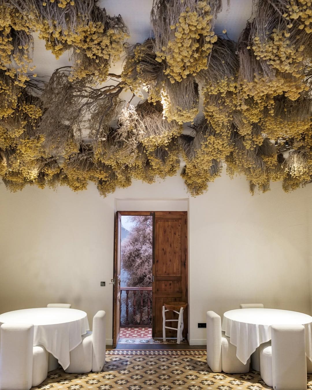 Interior de terraza gourmet con decoración floral y ambiente íntimo en Valencia