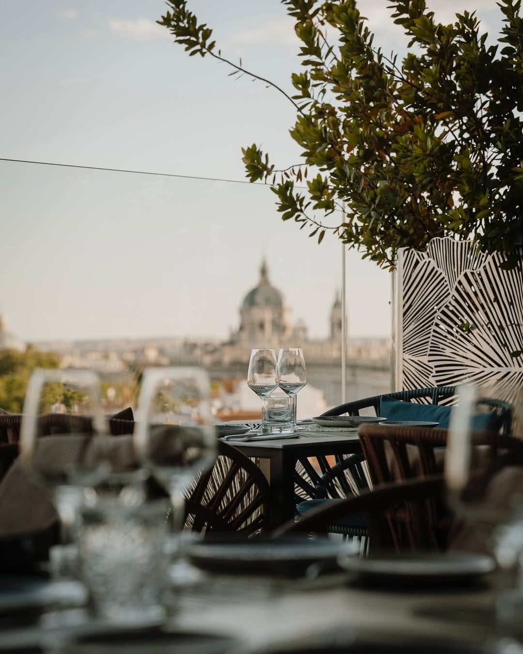 Mesa con vistas al Palacio Real desde una terraza romántica de Madrid